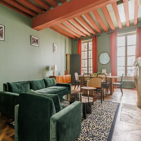 Superb Near Notre-dame Cathedral - Mobility Lease Apartment *