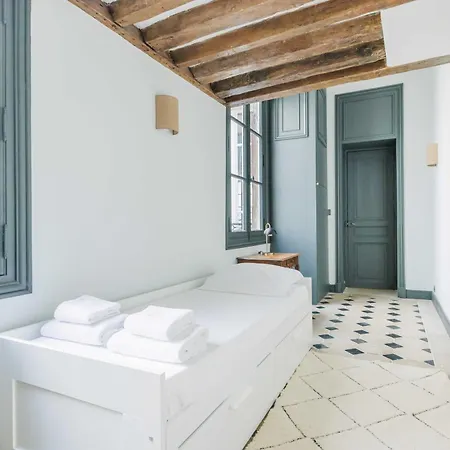 Superb Near Notre-dame Cathedral - Mobility Lease Apartment Paris